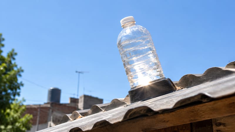 Poner una botella de plástico en el techo de las casas.