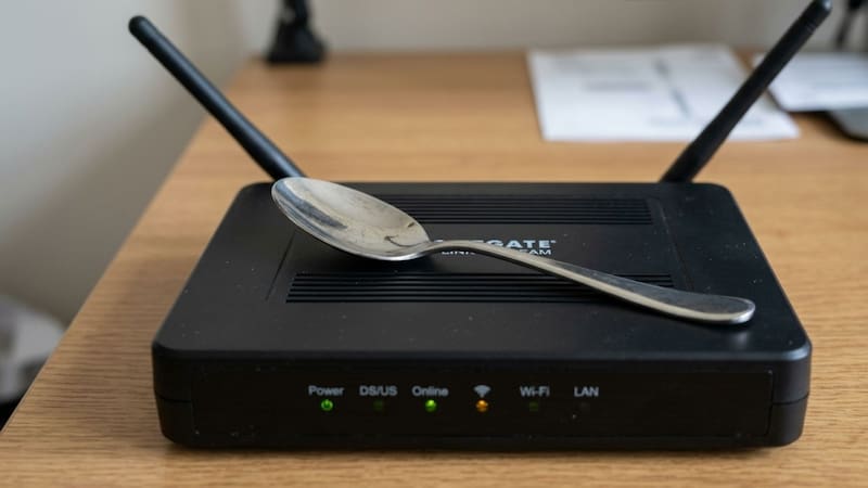Poner una cuchara arriba del módem de WiFi: para qué sirve y por qué lo recomiendan
Fuente: IA