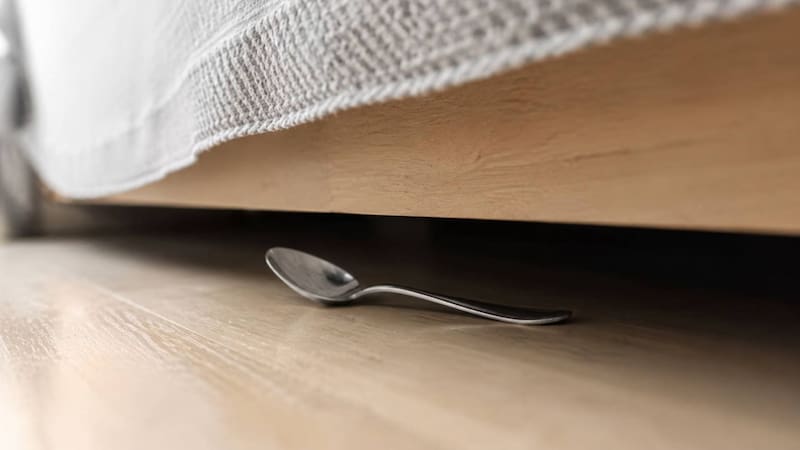 Poner una cuchara debajo de la cama: por qué recomiendan hacerlo y para qué sirve