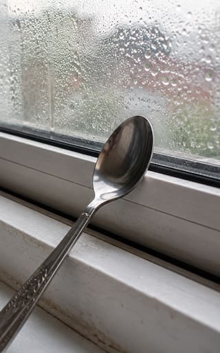 Poner una cuchara en la ventana: para qué sirve y por qué lo recomiendan