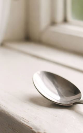 Poner varias cucharas en una ventana: por qué lo recomiendan y para qué sirve
