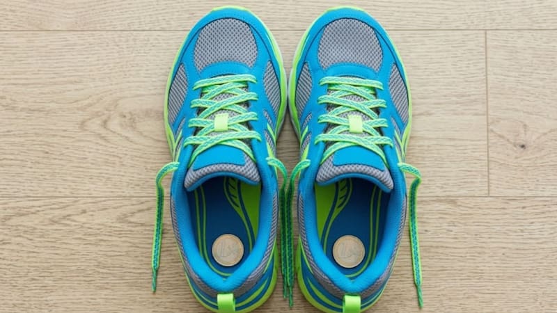 Poner una moneda adentro de las zapatillas: para qué sirve y por qué recomiendan
Fuente: IA