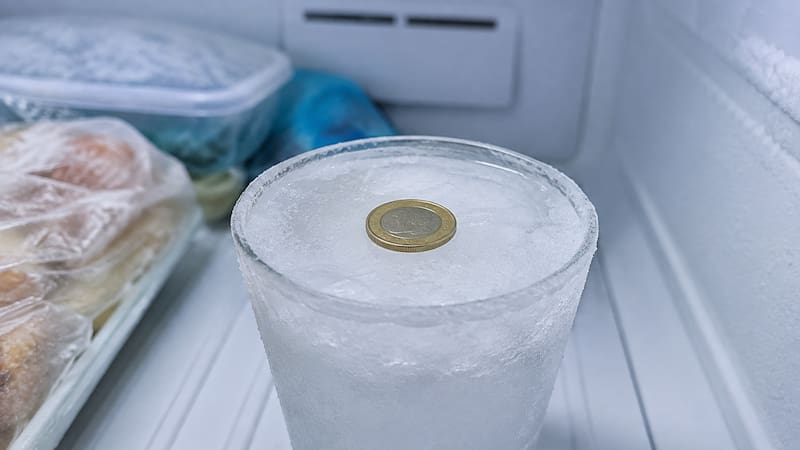 Para qué sirve poner una moneda en el freezer.