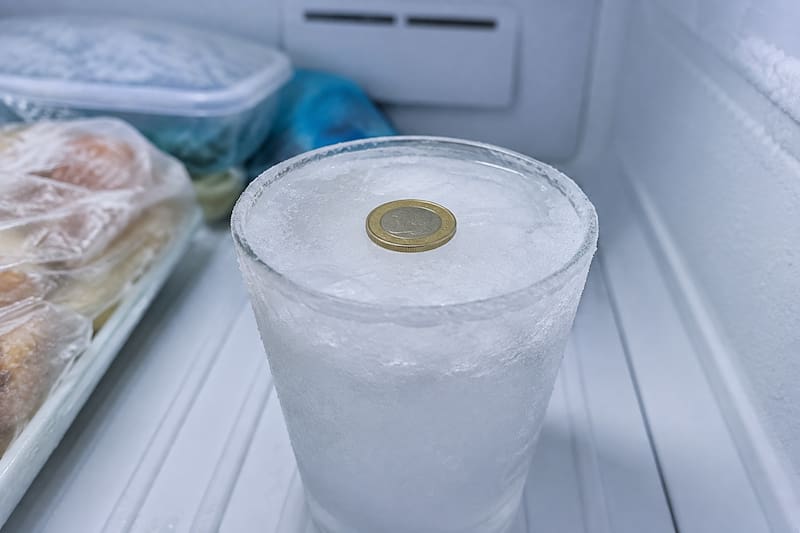 Poner una moneda en el freezer.