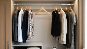 Poner una percha sin ropa en el medio del placard: para qué lo hacen miles de personas y por qué recomiendan