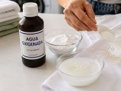 Ponerle agua oxigenada y bicarbonato de sodio a la ropa: por qué recomiendan hacerlo y para qué sirve