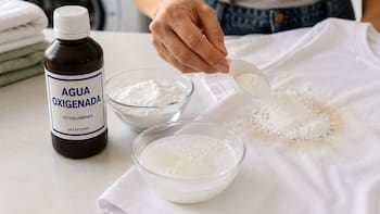 Ponerle agua oxigenada y bicarbonato de sodio a la ropa: por qué recomiendan hacerlo y para qué sirve
