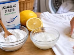 Ponerle bicarbonato de sodio con jugo de limón a la ropa: por qué recomiendan hacerlo y para qué sirve