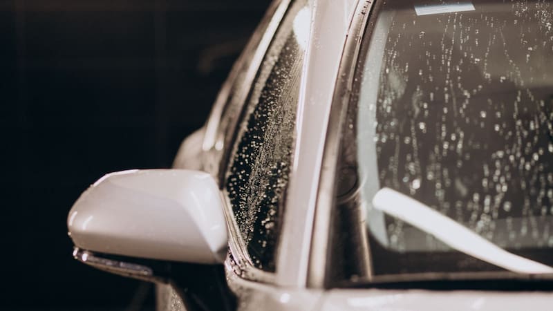 Ponerle pasta de dientes al espejo del auto: para qué sirve y por qué lo recomiendan
