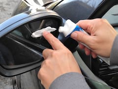 Ponerle pasta de dientes al espejo del auto: para qué sirve y por qué lo recomiendan