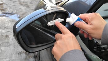 Ponerle pasta de dientes al espejo del auto: para qué sirve y por qué lo recomiendan