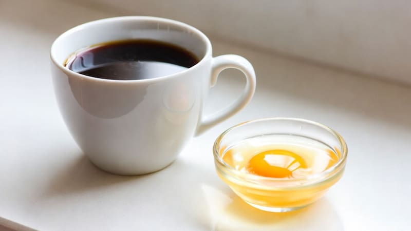 Ponerle una yema de huevo al café, qué beneficio tiene y por qué miles de personas lo hacen a diario
Fuente: IA