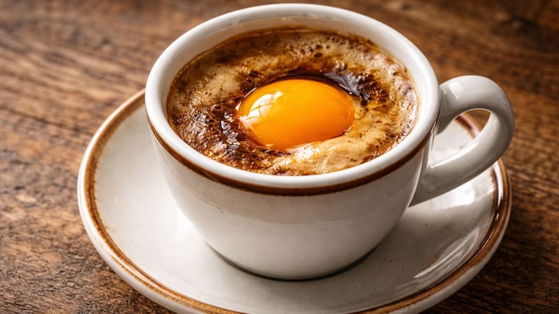 Ponerle una yema de huevo al café, qué beneficio tiene y por qué miles de personas lo hacen a diario
Fuente: IA