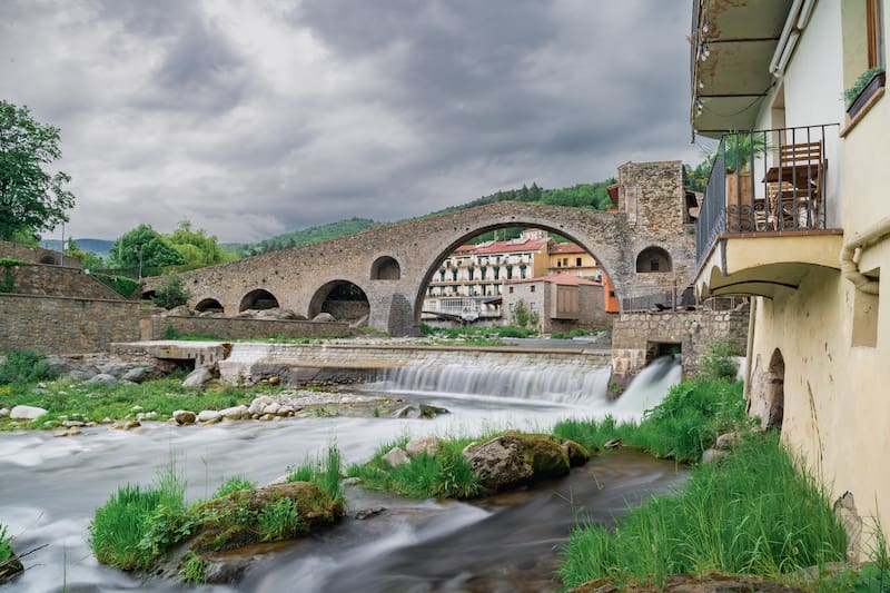 El Pont Nou es el símbolo más reconocible de Camprodón y uno de los rincones más fotografiados del norte de Cataluña.