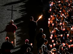 Con mensajes contra la guerra y los abusos de poder, el papa León XIV encabezó el viacrucis en el Coliseo