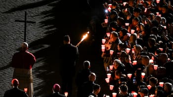 Con mensajes contra la guerra y los abusos de poder, el papa León XIV encabezó el viacrucis en el Coliseo