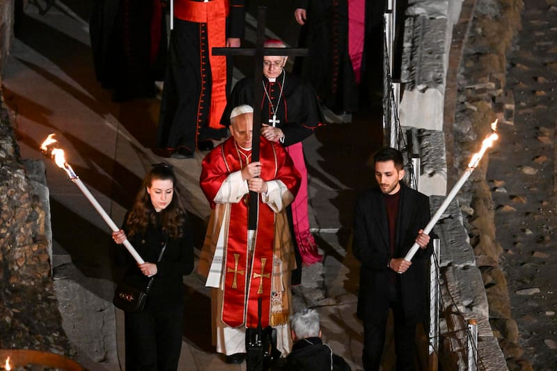ROME (Italy), 03/04/2026.- Pope Leo XIV (C) presides over the 'Via Crucis, the 'Way of the Cross' torchlight procession, on Good Friday at the Colosseum, Rome, Italy, 03 April 2026. (Papa, Italia, Roma) EFE/EPA/RICCARDO ANTIMIANI