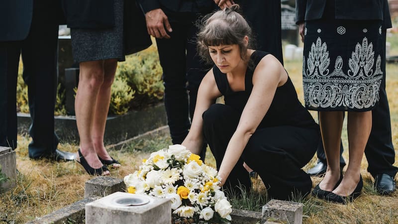 La ley de sucesiones indica qué se hace en cada caso.