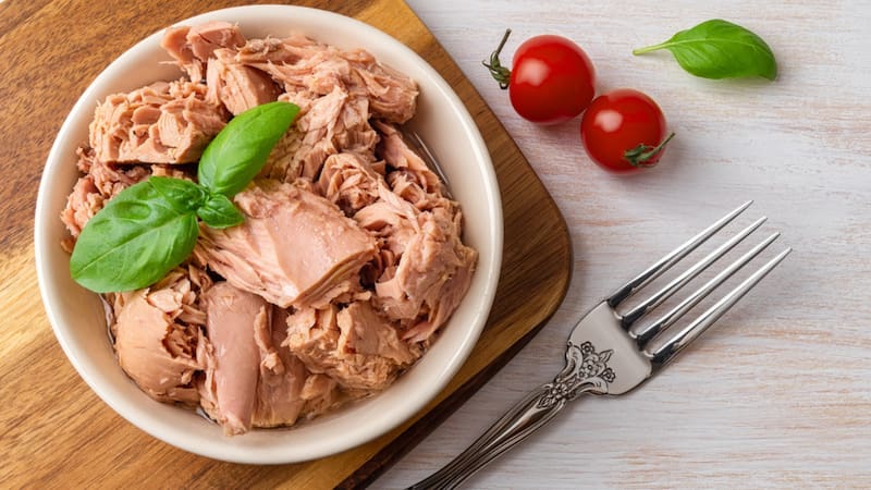 Cubiertos en forma de cruz sobre el plato: qué significa esta posición según el protocolo de mesa. Fuente: Shutterstock