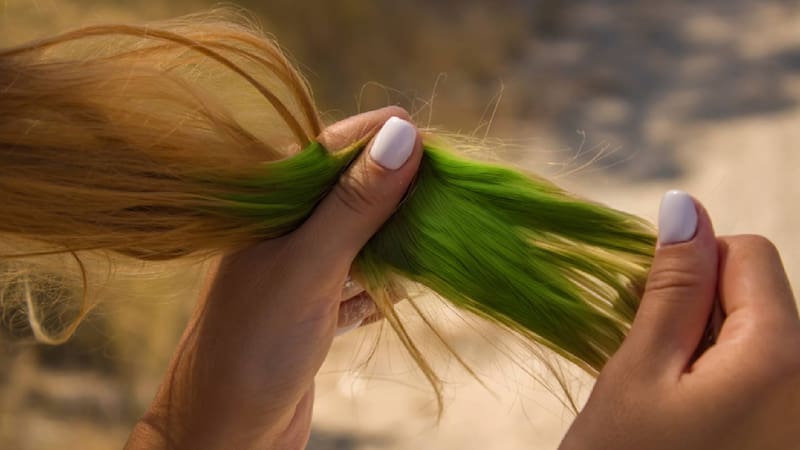 Por qué el pelo se puede poner verde tras meterte a la pileta y cómo evitarlo