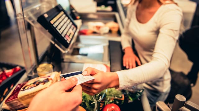 ¿Por qué es un error utilizar la tarjeta de crédito para pagar la compra del supermercado?