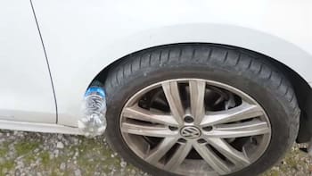 ¿Por qué hay botellas en las ruedas de los coches estacionados? La trampa de los ladrones que pocos conocen