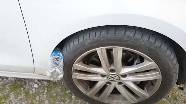 ¿Por qué hay botellas en las ruedas de los coches estacionados? La trampa de los ladrones que pocos conocen