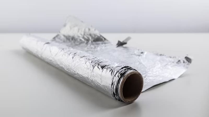Por qué hay que colgar tiras de papel aluminio en los árboles de palta y para qué sirve