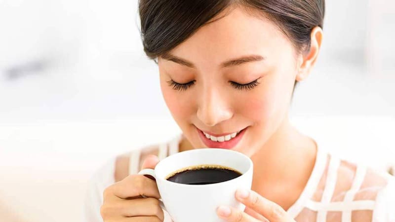 Por qué hay que esperar 90 minutos antes de tomar la primera taza de café del día, según los especialistas