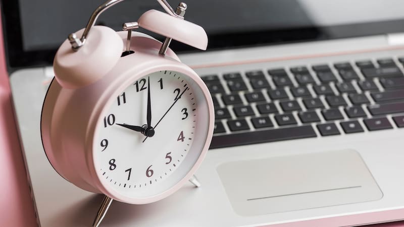 Por qué llegar demasiado temprano al trabajo podría ser motivo de despido