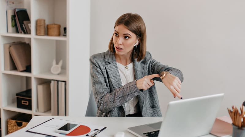 Por qué llegar demasiado temprano al trabajo podría ser motivo de despido