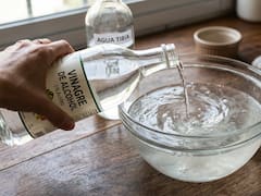 Por qué mezclar partes iguales de vinagre blanco y agua tibia: para qué sirve y por qué lo expertos lo recomiendan