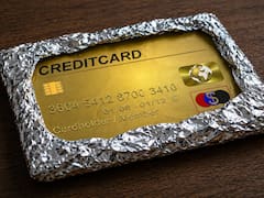Por qué recomiendan envolver las tarjetas de débito y crédito en papel aluminio y para qué sirve