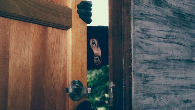 Por qué recomiendan poner aluminio en la puerta de casa y para qué se usa. Foto: Freepik