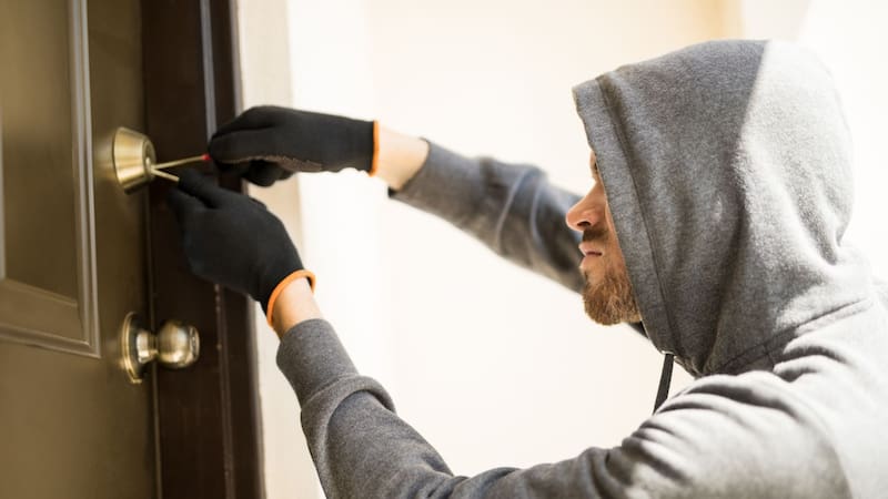 Por qué recomiendan poner aluminio en la puerta de casa y para qué se usa. Foto: Freepik