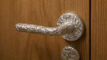 Por qué recomiendan poner aluminio en la puerta de casa y para qué se usa