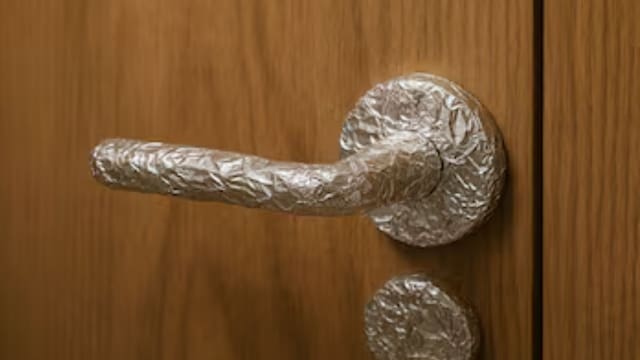 Por qué recomiendan poner aluminio en la puerta de casa y para qué se usa