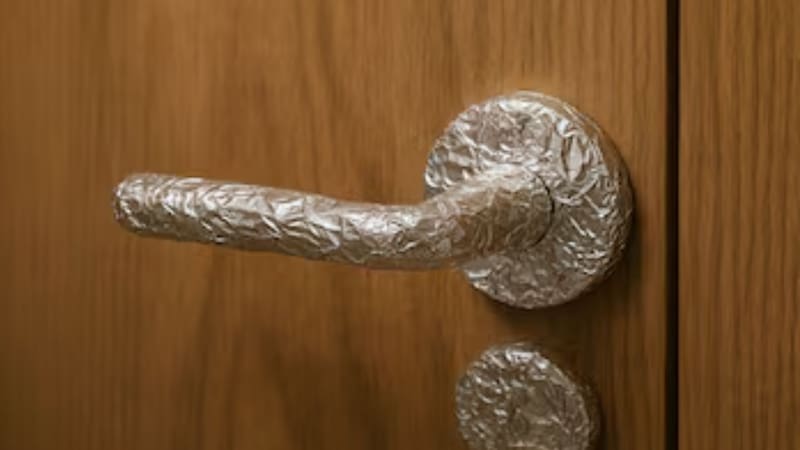 Por qué recomiendan poner aluminio en la puerta de casa y para qué se usa. Foto: ChatGPT