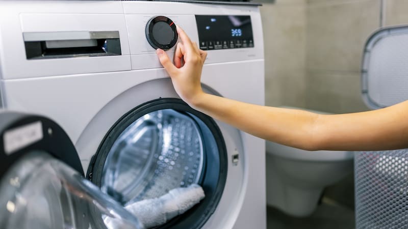 Por qué recomiendan poner una pelota de tenis con almohadas en el lavarropas y para qué sirve