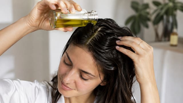 Por qué recomiendan usar aceite de oliva en el pelo y para qué sirve: cada cuánto hay que aplicarlo