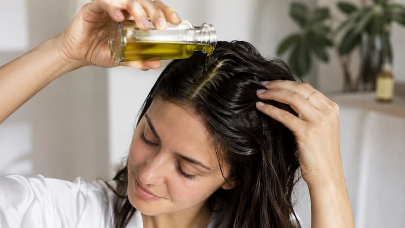 Por qué recomiendan usar aceite de oliva en el pelo y para qué sirve.