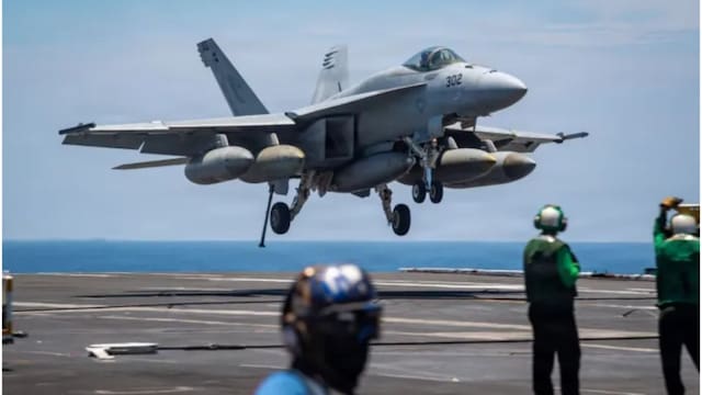 El presidente Yamandú Orsi visitó el portaaviones estadounidense USS Nimitz en aguas internacionales