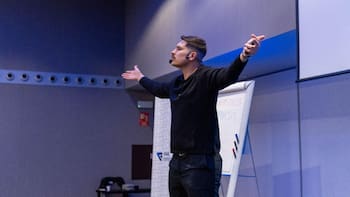 De profesional autónomo a CEO: La hoja de ruta de Alejandro Rubio y Emprenology