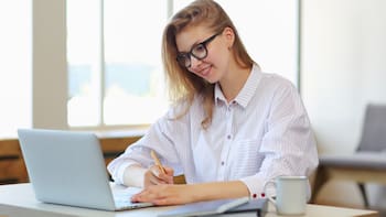 Educación financiera: cómo evitar deudas, estafas y errores con el dinero desde chicos