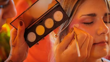 Brillos, glitter y delineados extremos: así fue el maquillaje que arrasó en Lollapalooza 2026