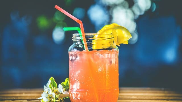 Olas de calor y jornadas largas: cómo evitar la retención de líquidos este verano
