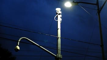 Qué significan los números y letras de los postes de luz y qué información llevan