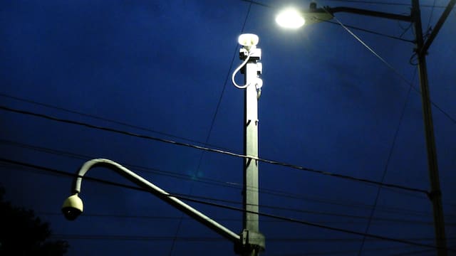 Qué significan los números y letras de los postes de luz y qué información llevan