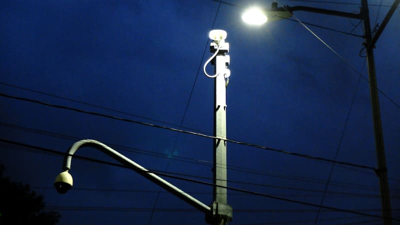 Las características de las marcas del poste de luz varían según el material y el tipo de poste.