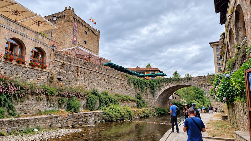 Potes es la capital de la comarca de Liébana, en Cantabria, reconocida como uno de Los Pueblos más Bonitos de España.